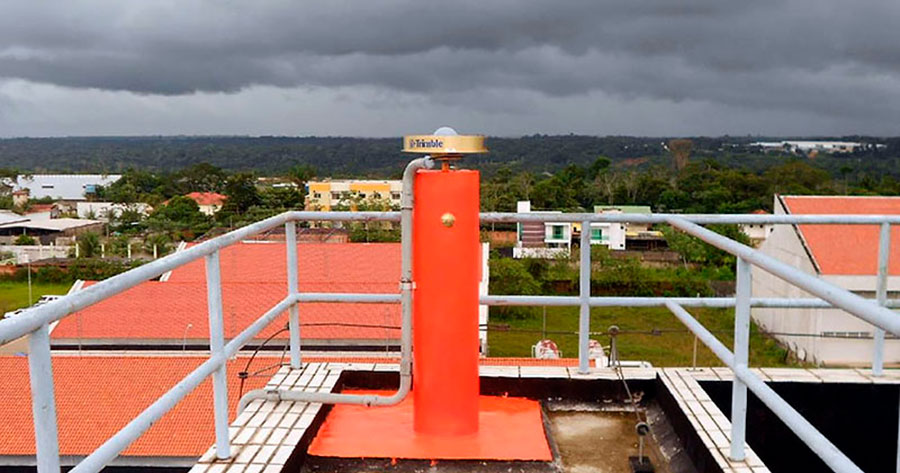Antena da estação NAUS, localizada em Manaus (AM)